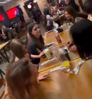 여사친들이 밥값 대신 준 것.MP4