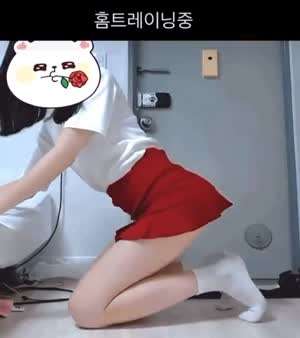 빨간 미니 스커트를 입은 단발