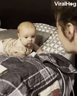 미니 선풍기를 처음 본 아기