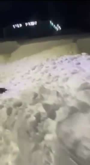 러시아 캄차카에서 눈을 파면 나오는 것