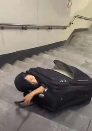 계단에서 캐리어 가방으로 실험을 진행한 여자.gif