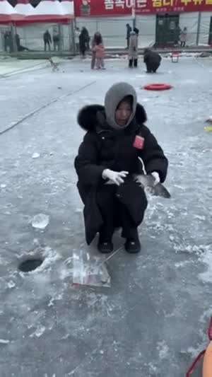 얼음 낚시하다가 구멍에 빠진 휴대폰 결말