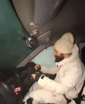 러시아 캄차카에서 차 위에 쌓인 눈