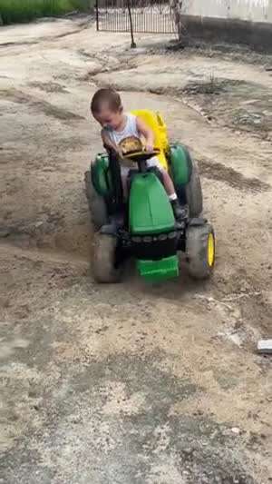 애기도 운전대만 잡으면 성격이 변하네