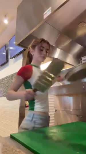 두건 없이, 장갑 없이, 화장한 상태로 음식을 만들고 서빙까지함