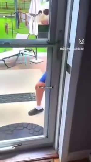 문 열어보니 F#CK U 하는 할머니가 서 있다