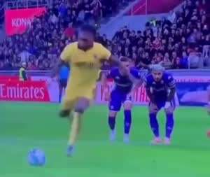 황급히 동료의 세레머니를 막는다