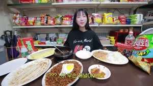 쯔양 보고 악수 청하며 존경한다는 아저씨.mp4