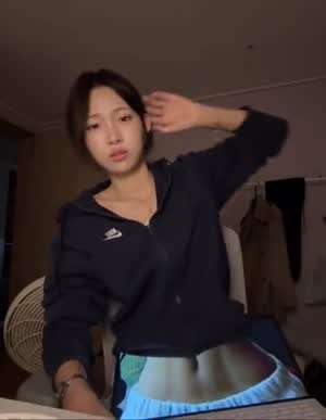 자연스러운 복근 노출 누나..