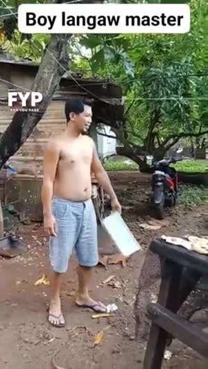 소리] 박스 휘둘러 파리 잡는 아재 .mp4