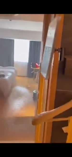 호텔 스프링클러에 옷을 걸면 생기는 일