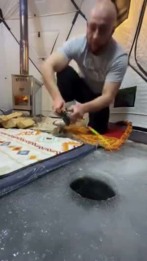 텐트에서 즐기는 얼음낚시 .mp4