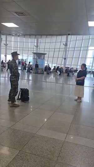 민폐 논란 있었던 해병대원 휴가 신고식.mp4