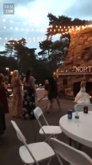 야, 니 여친이 부케 받았는데? 너 결혼할 거야?