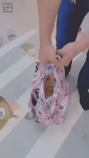 귀여운 아기가 타고있는 바구니