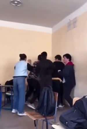 선생님에게 장난치는 아이들