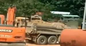 공사현장의 안타까운 이별 장면.mp4