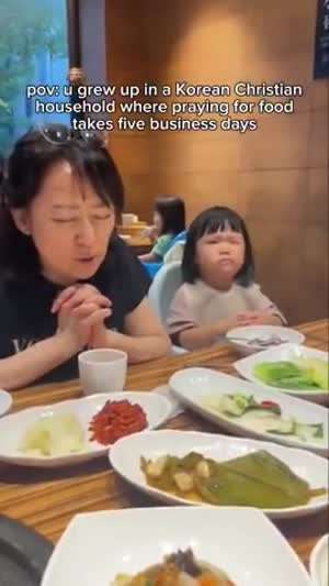 딸내미 배고프다. 기도 짧게 해라