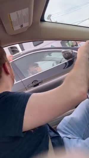 "형씨 창문좀 내려보쇼"