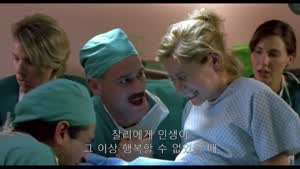 아기를 보고 당황한 의사와 간호사들