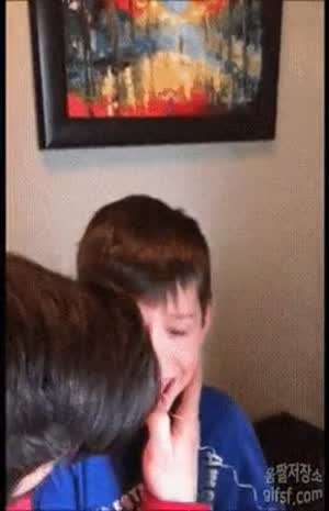 무서워 하는 형의 이빨을 한방에 뽑아준 동생