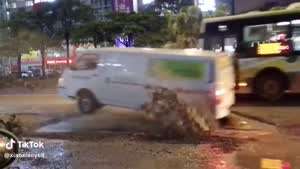 그 나라 비온 뒤 도로