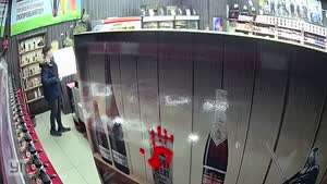 망치 vs 후추스프레이 대결..