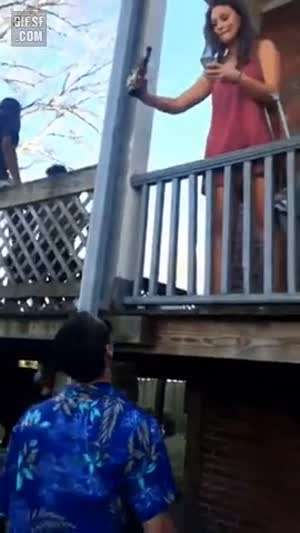 모르는 여성이 주는 음료를 함부로 받아 먹으면 안되는 이유