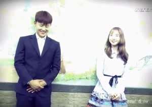 피겨선수 최다빈을 보고 쑥쓰러워 하던 이승우.gif