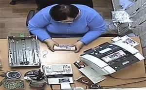 횡령 용의자의 무죄를 입증한 영상.gif