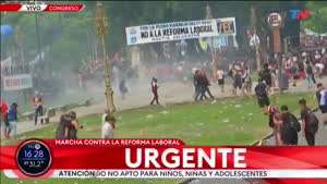 노동개혁 법안 때문에 격렬한 시위가 발생한 아르헨티나.gif