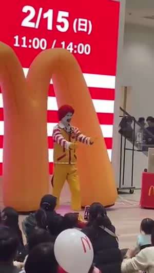 텐가 협찬 의심 받는 맥도널드 행사 무대의 배경