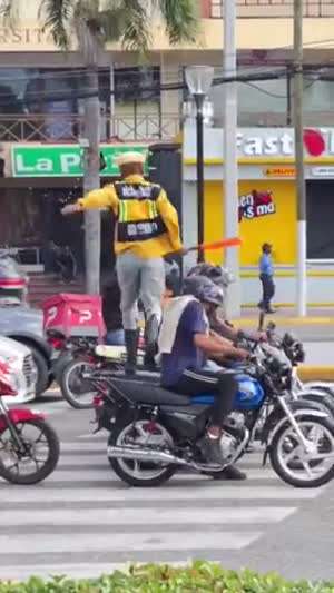 뒤로 물러나라고 자식들아