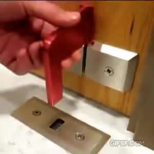 미국 학교에 설치되는 총기난사범 방지 문걸이.gif