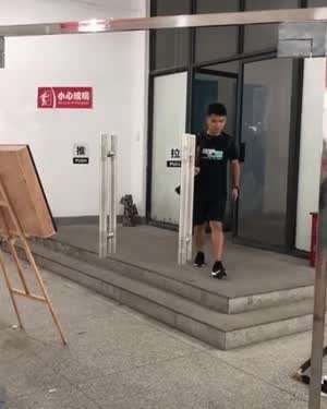 재미 하나도 없고, 우습지도 않는 영상