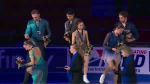 일본 피겨 페어 사상 첫 금메달받고 퇴장하는 장면