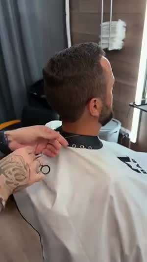 손님 목 주변의 실밥이 거슬린다