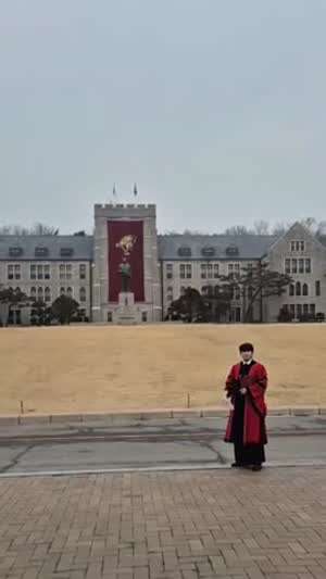 학사모 던지라니까 또 이렇게 던지네