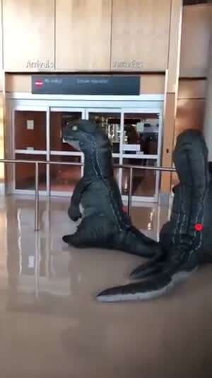 공룡 복장하고 할머니 마중나간 손주들