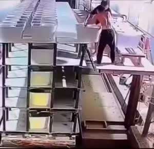 쌓는 직원들이 따로 있나보군요...