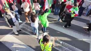 미국에 감사하기 위해 백악관 앞에 모인 이란인들