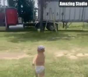 오랜만에 돌아온 아빠한테 달려가는 아기