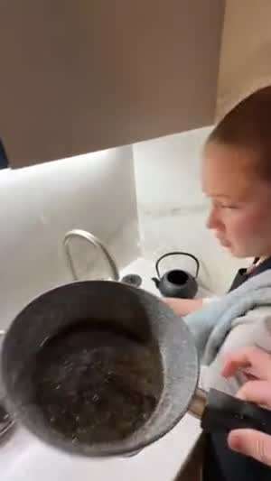 설거지하는 아내에게 선물 주기