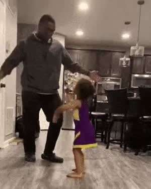 어린 딸과 함께 춤추던 아버지 억장이 무너지는 순간