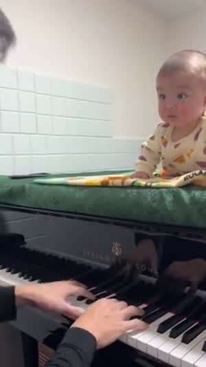 피아노 연주에 신난 아기