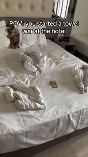 호텔에서 하우스키퍼와 수건 접기 대결을 한 숙박객.mp4