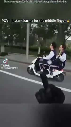 가운데 손가락을 보인 죄