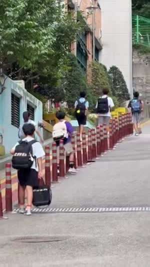 교문 안까지 따라가고 싶은 엄마