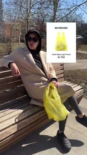 명품 가방 들고 외출 나온 사람