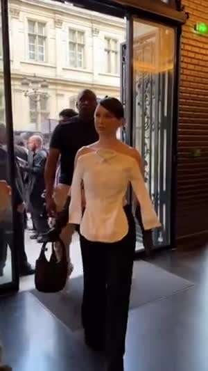 입은 것도 아니고, 벗은 것도 아닌 옷